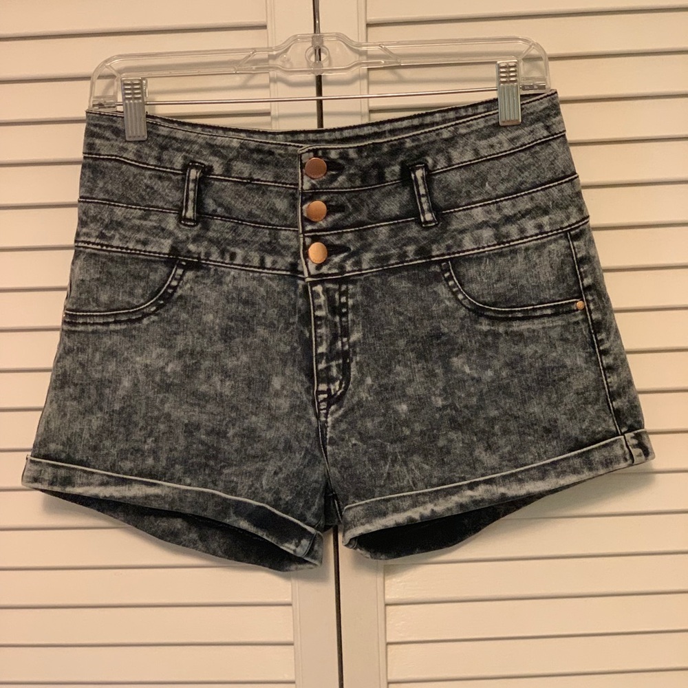 Acid washed button up high wasted jean shorts